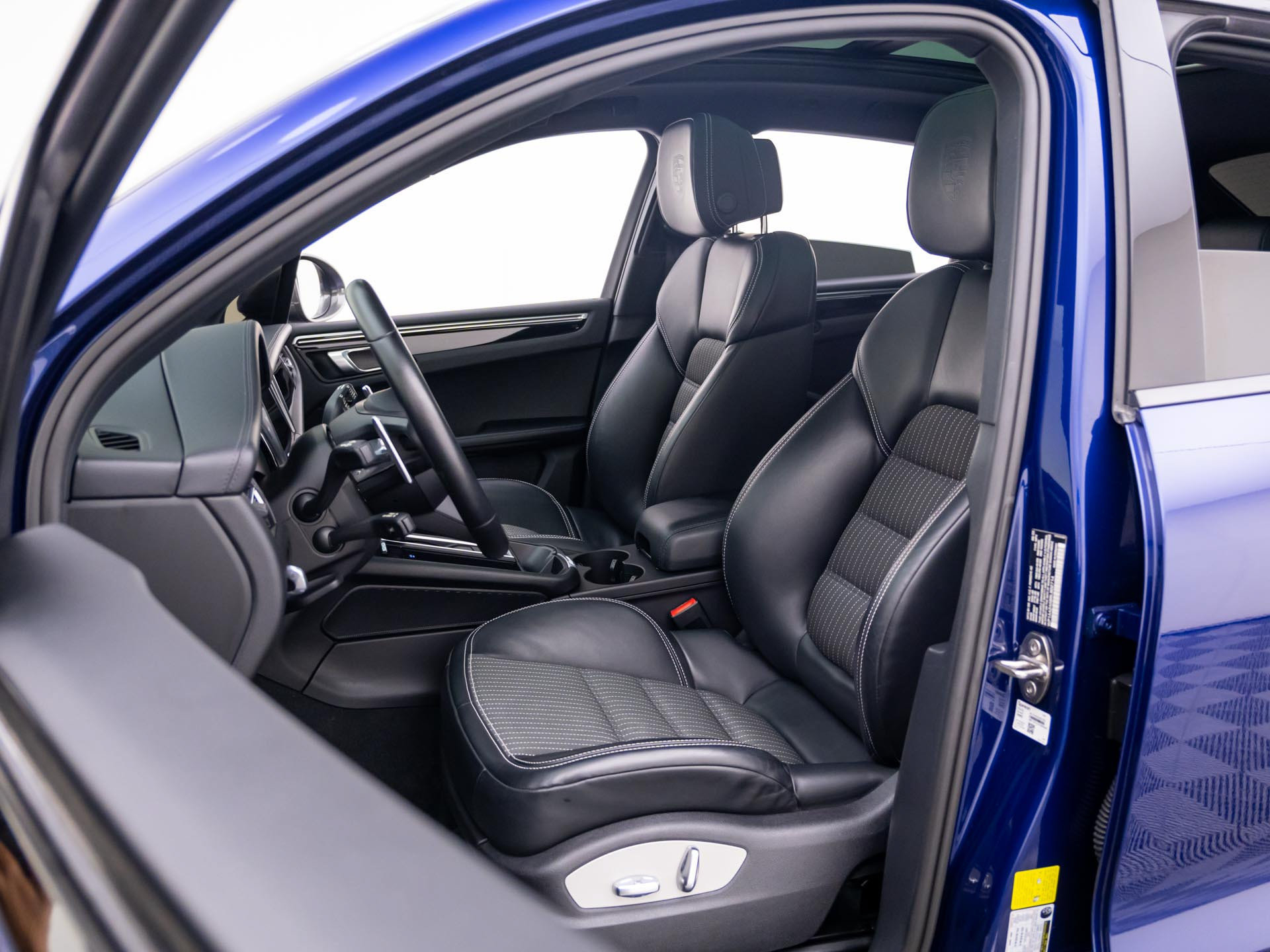 Certified 2024 Porsche Macan Turbo AWD/4WD image 5