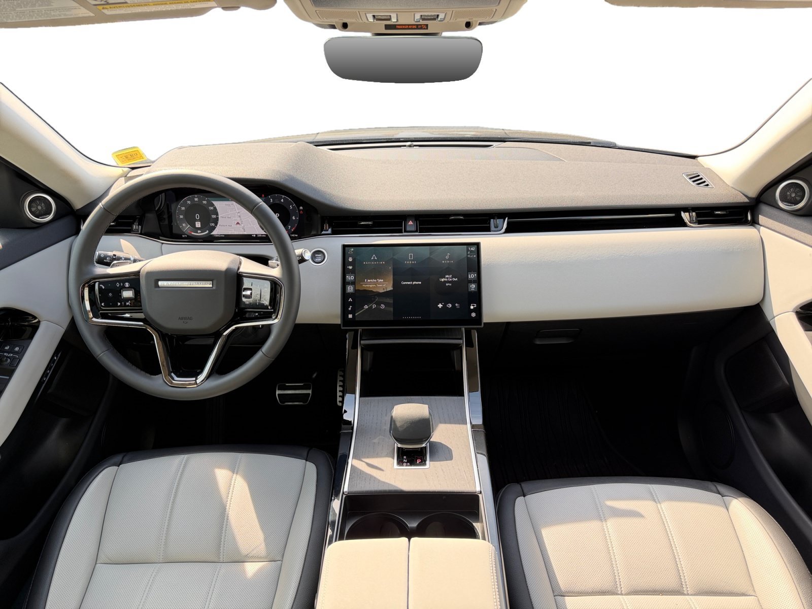 Used 2025 Land Rover Range Rover Evoque Dynamic SE AWD/4WD image 19