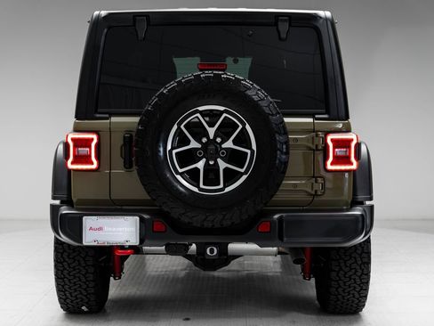 Used 2025 Jeep Wrangler Unlimited Rubicon w/ Convenience Group AWD/4WD image 35