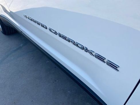 Used 2023 Jeep Grand Cherokee L Laredo RWD image 16