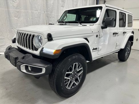 Used 2025 Jeep Wrangler Unlimited Sahara AWD/4WD image 3