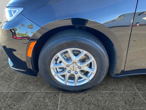 Used 2024 Chrysler Pacifica Touring image 14