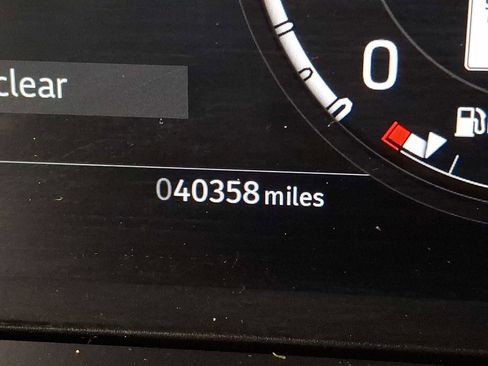 Used 2023 Land Rover Defender 130 SE image 19