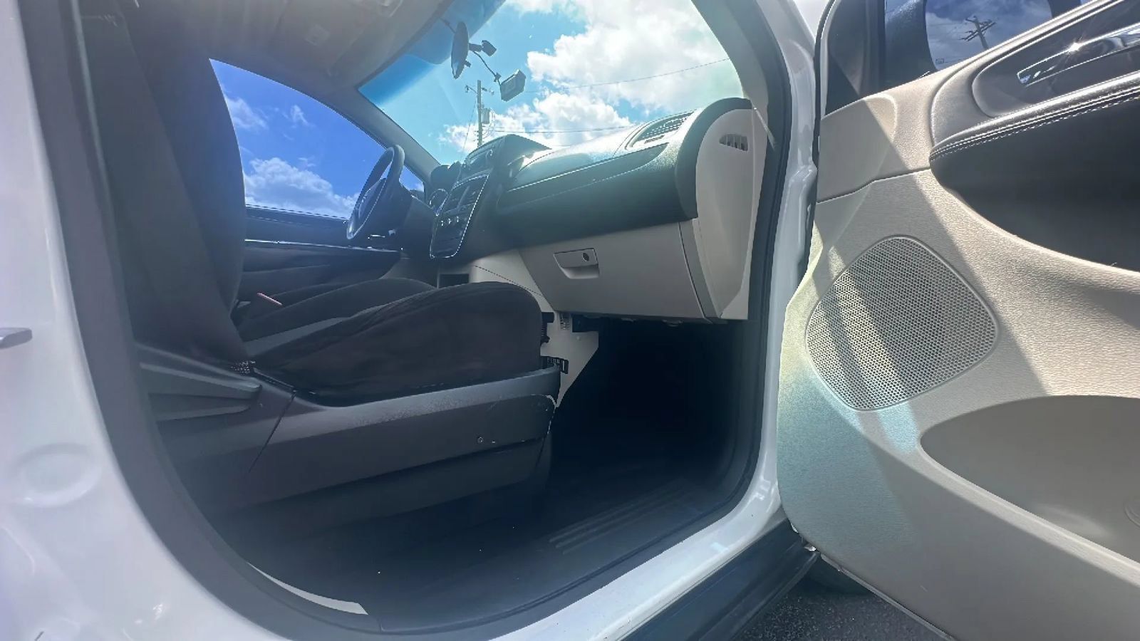 Used 2014 Dodge Grand Caravan American Value Package FWD image 22