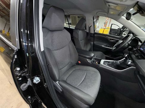 Used 2025 Toyota RAV4 XLE AWD/4WD image 16