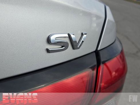 Used 2023 Nissan Versa SV image 3