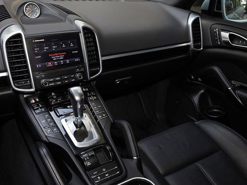 Used 2018 Porsche Cayenne Platinum Edition image 38