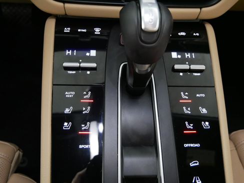 Used 2023 Porsche Macan Turbo image 23