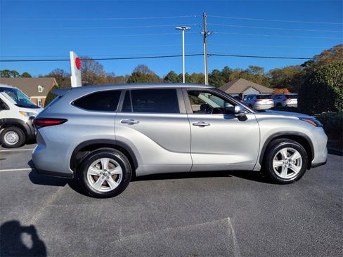 Certified 2023 Toyota Highlander LE image 11