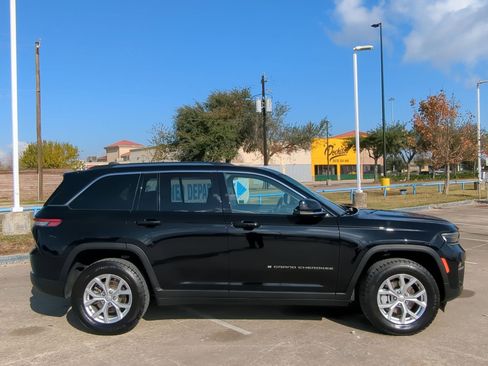 Used 2024 Jeep Grand Cherokee Limited image 2