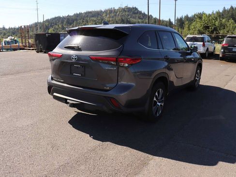 Used 2021 Toyota Highlander XLE AWD/4WD image 5