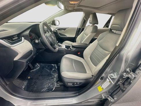 Used 2019 Toyota RAV4 XLE Premium FWD image 19