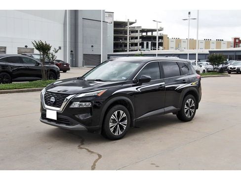 Used 2023 Nissan Rogue SV image 2