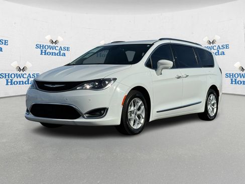 Used 2017 Chrysler Pacifica Touring-L Plus image 2