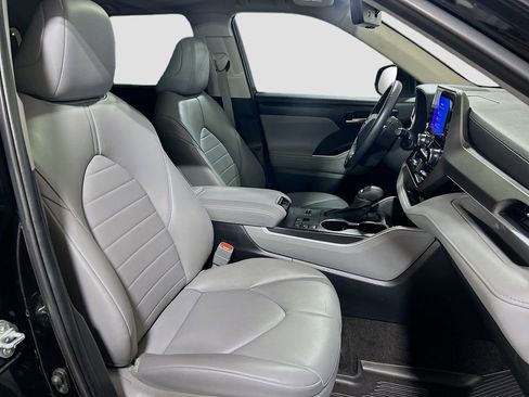 Used 2023 Toyota Highlander XLE image 27