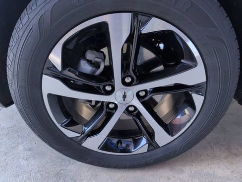 Used 2024 Chevrolet Trax RS FWD image 24