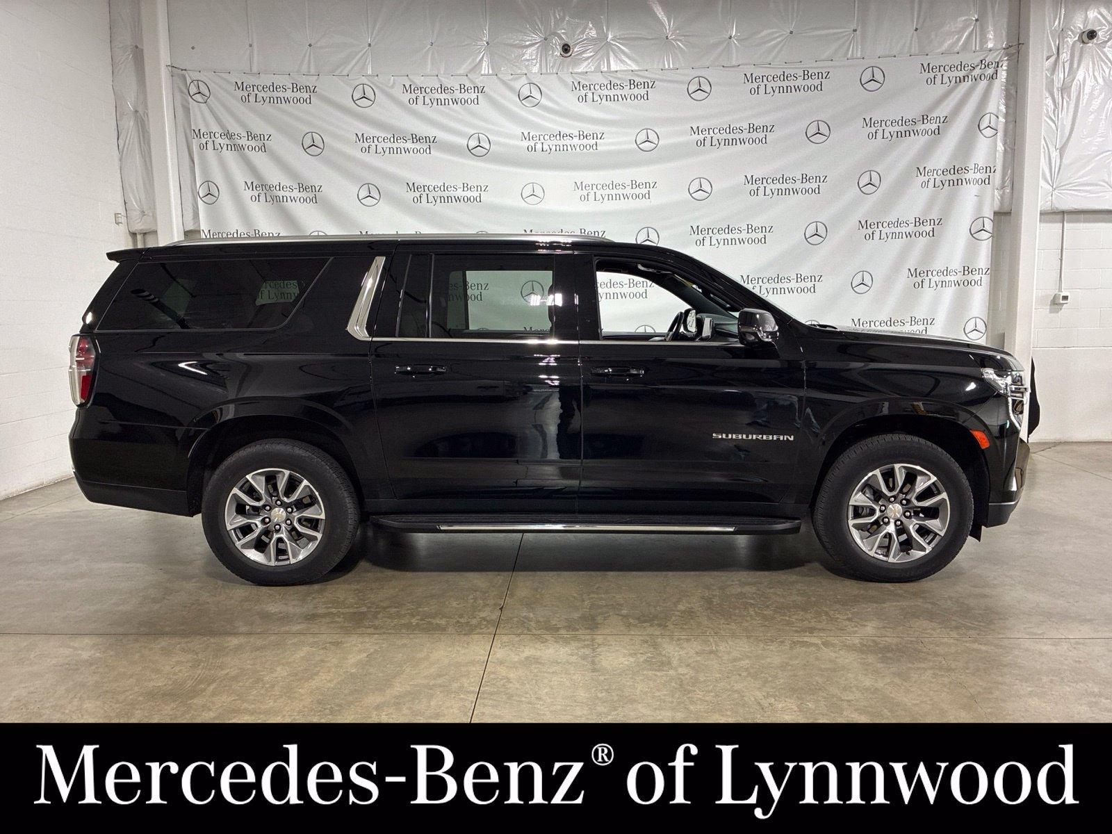 Used 2024 Chevrolet Suburban LT w/ Luxury Package AWD/4WD image 2