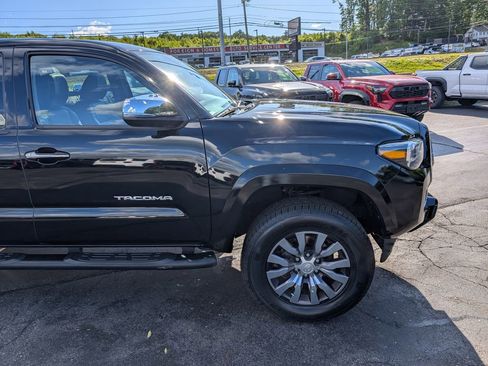 Certified 2022 Toyota Tacoma Limited AWD/4WD image 10