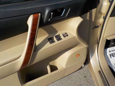 Used 2012 Toyota Highlander Limited w/ Tow Pkg image 9