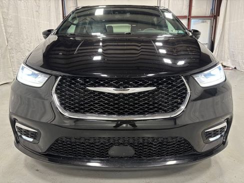 Used 2025 Chrysler Pacifica Select FWD image 2