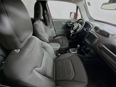 Used 2018 Jeep Renegade Latitude w/ Cold Weather Group image 26