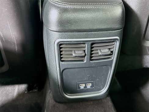 Used 2016 Chrysler 300 Limited image 27