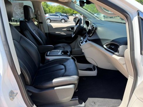 Used 2023 Chrysler Pacifica Touring-L FWD image 24