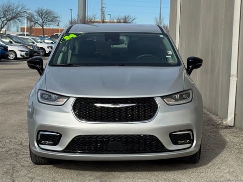 Used 2024 Chrysler Pacifica Touring-L image 32