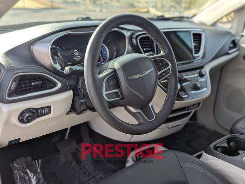 Used 2024 Chrysler Pacifica Select image 13