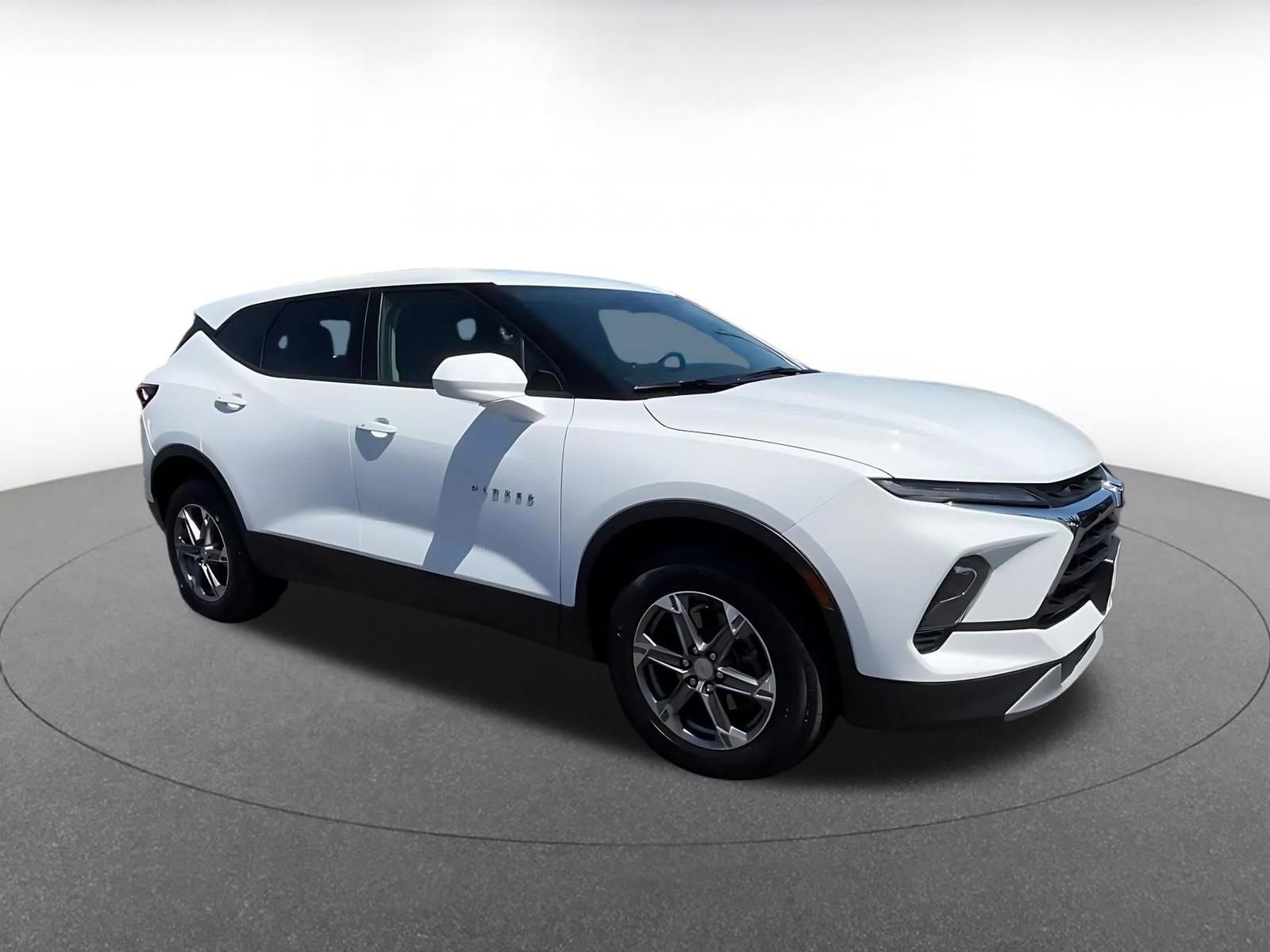 Used 2026 Chevrolet Blazer LT FWD image 2