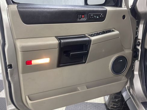 Used 2005 HUMMER H2 SUT w/ Preferred Equipment Group AWD/4WD image 12