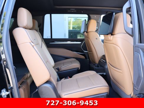 Used 2025 Cadillac Escalade ESV Premium Luxury image 25