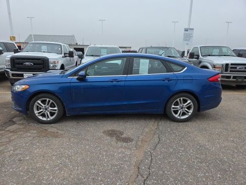 Used 2018 Ford Fusion SE w/ Fusion SE Technology Package image 2