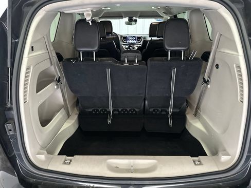 Used 2023 Chrysler Pacifica Touring-L FWD image 25