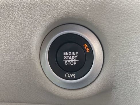 Used 2023 Chrysler Pacifica Touring-L FWD image 36