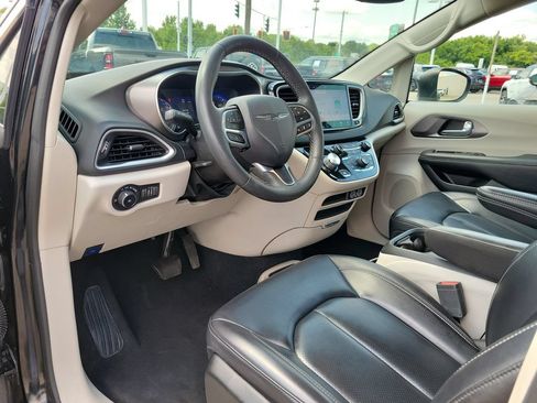 Used 2023 Chrysler Pacifica Touring-L FWD image 20