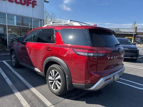 Used 2024 Nissan Pathfinder SL image 11