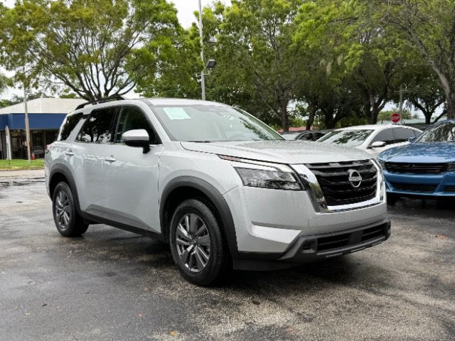 Used 2025 Nissan Pathfinder SV FWD image 3