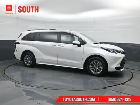Used 2025 Toyota Sienna XLE FWD image 1