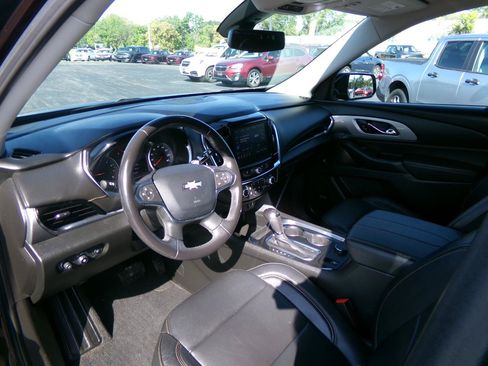 Used 2020 Chevrolet Traverse LT w/ LT Premium Package AWD/4WD image 16