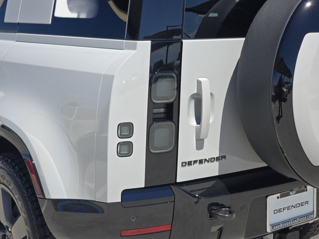 New 2026 Land Rover Defender 110 X-Dynamic SE AWD/4WD image 35