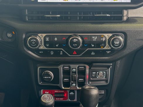 Used 2024 Jeep Wrangler Willys image 26