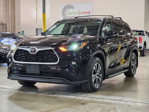 Used 2022 Toyota Highlander XLE image 4