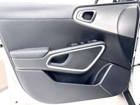 Used 2025 Kia Soul LX FWD image 27