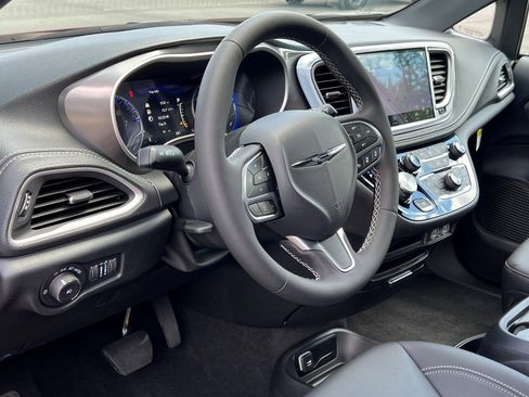 New 2025 Chrysler Pacifica Select w/ Fav Edition Package image 12