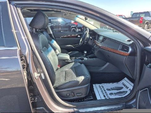 Used 2017 Kia Cadenza Technology image 11