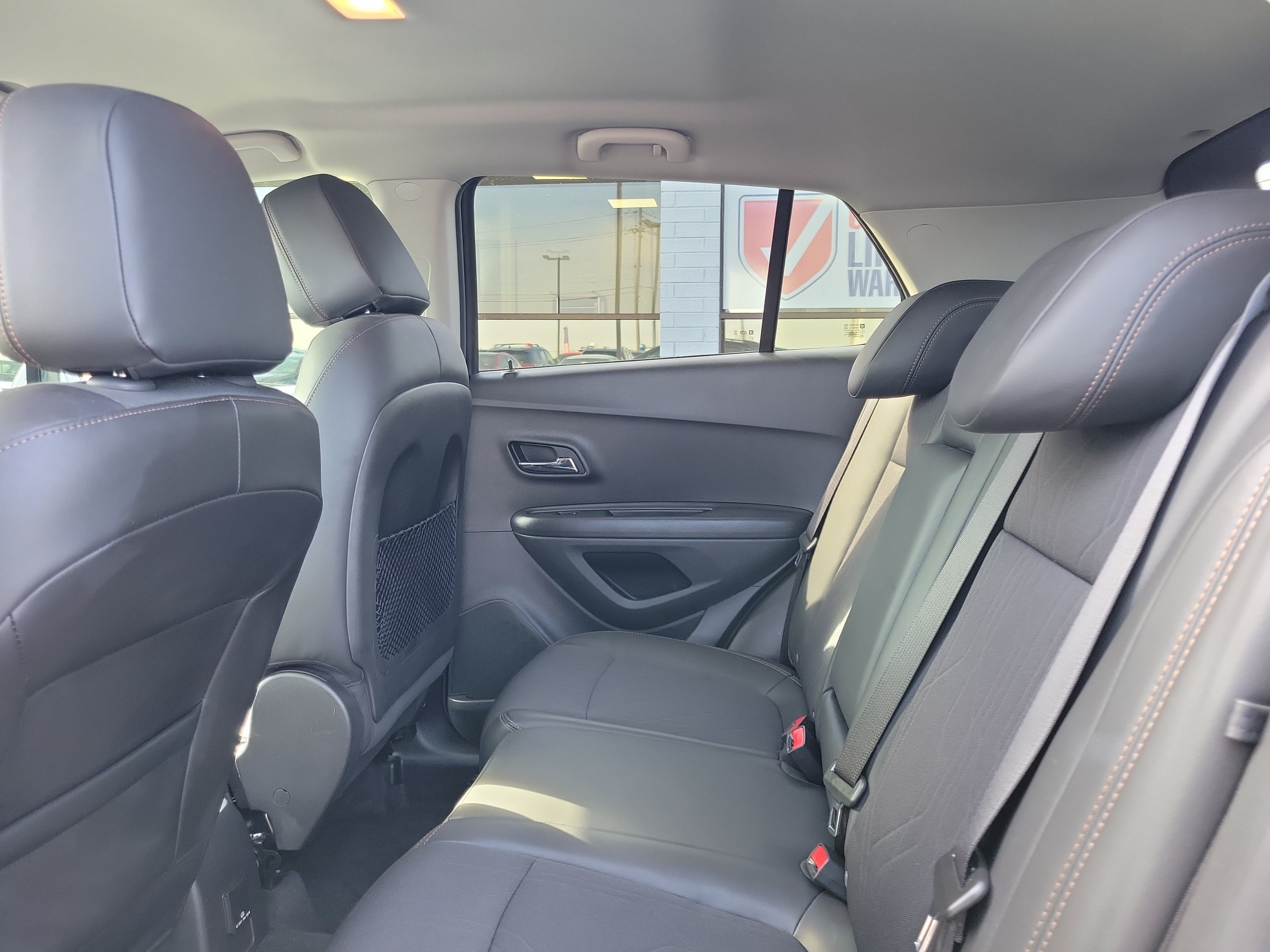 Used 2020 Chevrolet Trax LT w/ LT Convenience Package FWD image 11