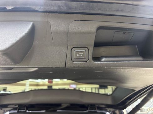 Used 2021 GMC Acadia SLT w/ Elevation Edition FWD image 9