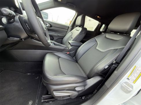 New 2026 Jeep Compass Latitude image 19