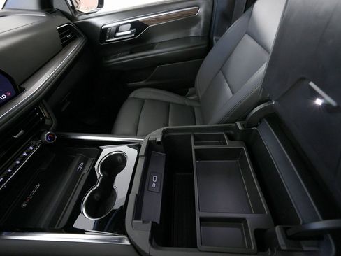 Used 2025 Chevrolet Suburban Z71 w/ Comfort Package image 42